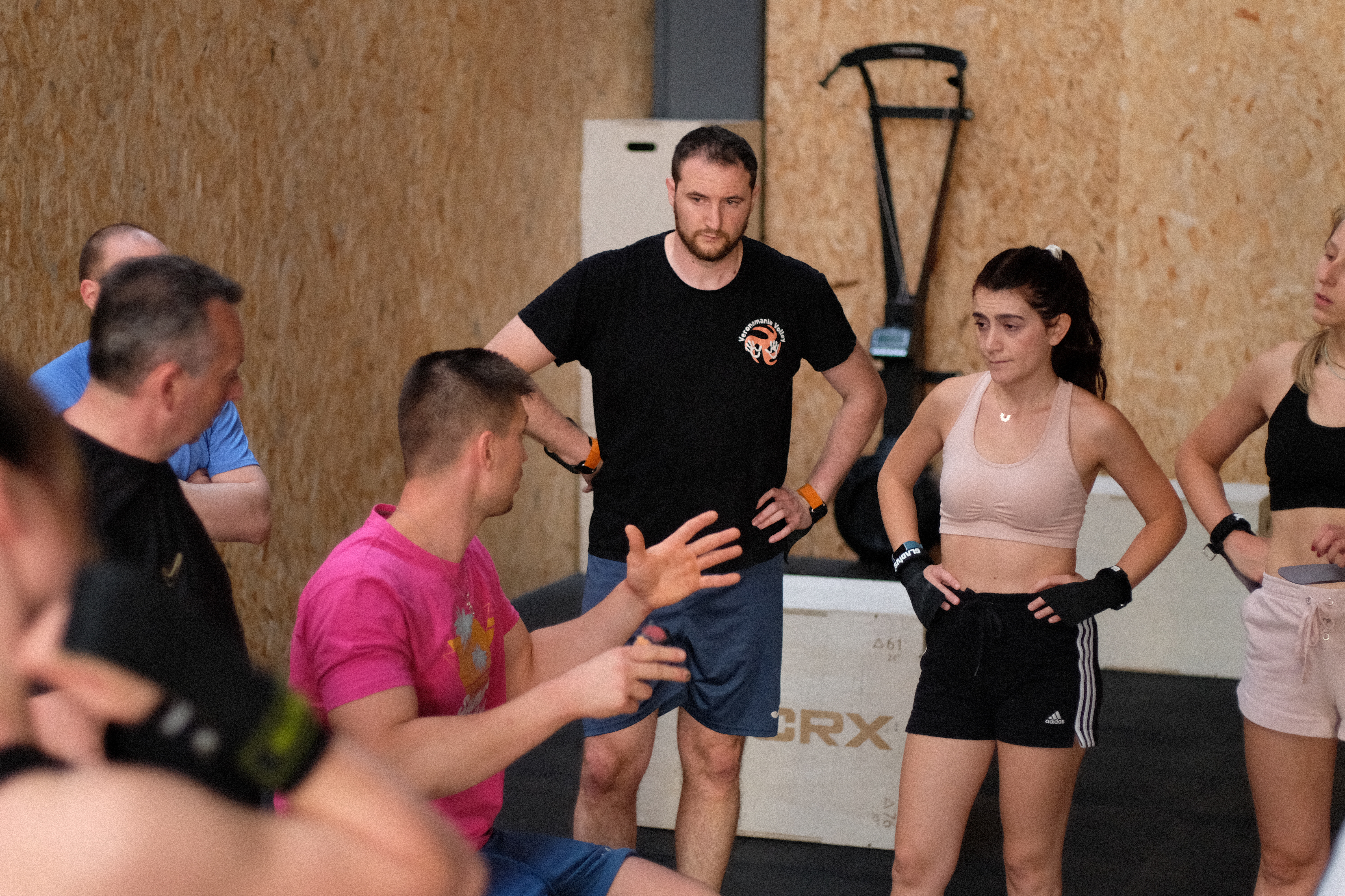 coach crossfit che spiega allenamento