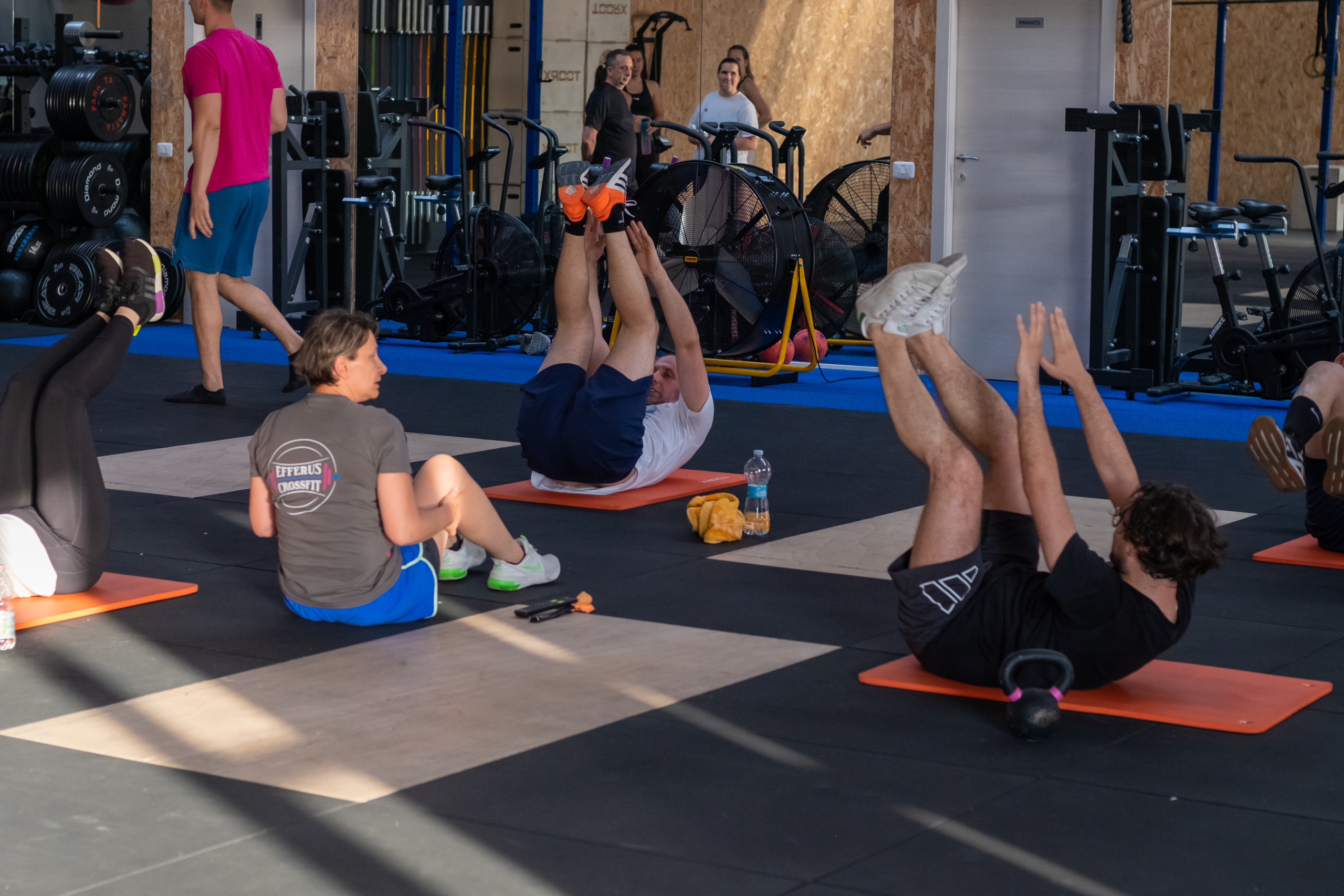 coach crossfit che spiega allenamento